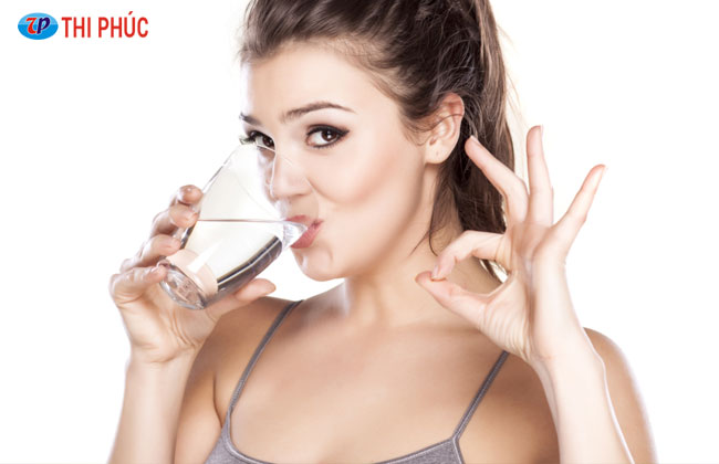 Uống nước ấm giúp giải độc và giảm cân